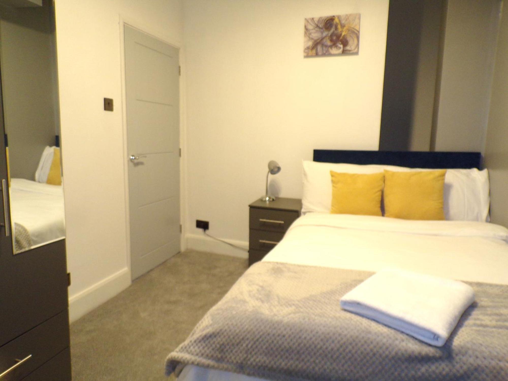 Hazelhurst House - 4 Bedrooms 2 Bathrooms Stoke-on-Trent ภายนอก รูปภาพ