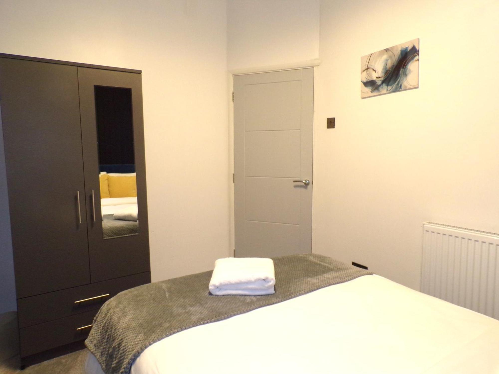 Hazelhurst House - 4 Bedrooms 2 Bathrooms Stoke-on-Trent ภายนอก รูปภาพ